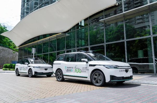 成都股票配资公司 出租车“碰瓷”萝卜快跑！交警：罚2000，扣驾驶证